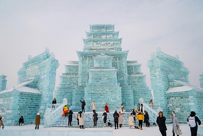 進入“冰雪奇緣”時空 打卡哈爾濱冰雪大世界